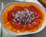 Une image de l'étape 5 de Salade de tomates bicolores à l’oignon rouge et mozzarella.