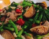 รูปขั้นตอนการทำที่ 4 ของ ผัดคะน้าหมูสับเห็ดหอม ง่ายสุดในสามโลกโลกา