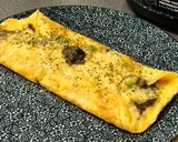 Foto del paso 3 de la receta: Tortilla de queso y ajetes con trufa y un toque picante 🌶😏