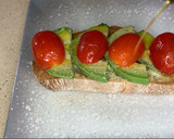 Foto del paso 3 de la receta: Tostada de aguacates y cherrys