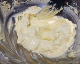 Foto langkah ke 2 dari resep Semprit Durian - Durian cookies.