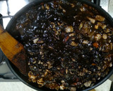 Foto del paso 10 de la receta: Empanada de chipirones en su tinta