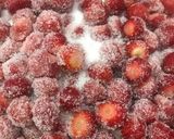 Foto del paso 2 de la receta: Mermelada de frutillas enteras