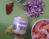 A picture of step 4 of Scrumptious thai shrimps soup with red sauce bread.