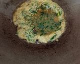 Foto langkah ke 4 dari resep Telur Dadar Daun Kunyit.