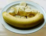 A picture of step 2 of Oats banana dates almond smoothie.