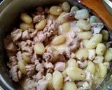 A picture of step 6 of Gnocchi with Turkey in Yogurt and Roquefort Sauce.