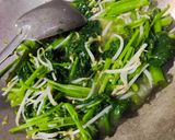 Foto langkah ke 4 dari resep Tumis kangkung toge.