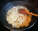 Foto del paso 1 de la receta: Bastoncillos de perca empanados con cebolla caramelizada