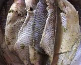 صورة لخطوة 2 من وصفة سمك مقرمش وطيب 😋🐟