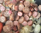 Foto del paso 3 de la receta: Salsa de nata, cebollas y chorizos