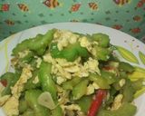 Foto langkah ke 5 dari resep Oseng Pare Telor.