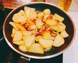 Foto langkah ke 5 dari resep Kentang Lyonnaise Sederhana.