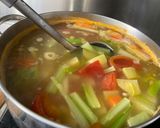 Foto langkah ke 5 dari resep SUP tomat sayur & buntut sapi.
