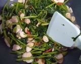 Foto langkah ke 4 dari resep Tumis kangkung Jamur.
