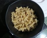 Foto langkah ke 1 dari resep Fusilli Alfredo Pasta.