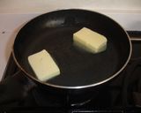Foto del paso 3 de la receta Huevo frito con mantequilla, patatas fritas y tomate