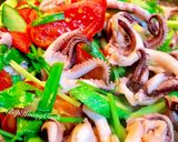 Hình bước làm 2 của món Đầu Mực Xào Cần Cà Chua Dưa Leo