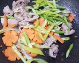 รูปขั้นตอนการทำที่ 2 ของ หมูผัดพริกหนุ่ม