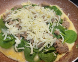 Foto del paso 3 de la receta: Torti-pizza con espinacas, queso y carne