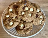 Une image de l'étape 5 de Cookies à la purée de noisettes, chocolat noir à la fleur de sel Omie et noisettes entières grillées.