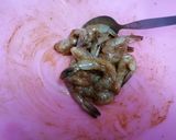 รูปขั้นตอนการทำที่ 1 ของ กุ้งกระเทียมโรยหน้าสมุนไพร