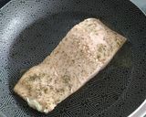Foto del paso 3 de la receta: Filete de salmón sellado en láminas de ajo adobado con hierbas de mi huerta