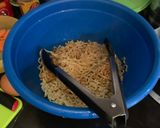 Foto langkah ke 2 dari resep Mie goreng Sosis Wortel kesukaan anak anak.