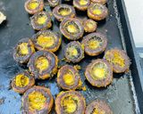 Une image de l'étape 6 de Champignons bruns marinés grillés au citron, persil et curcuma.