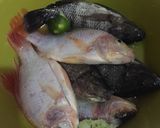 Foto langkah ke 2 dari resep Ikan nila mujair kuah kuning.