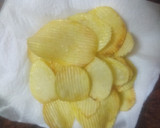 Foto del paso 2 de la receta: Papas onduladas fritas al ajillo con ketchup