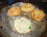 A picture of step 6 of Cauliflower and cheese cakes in chile ancho sauce.