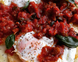 Foto del paso 4 de la receta: Huevos estrellados con pisto de bacalao