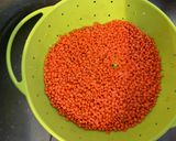 Une image de l'étape 8 de Lentilles corail aux saucisses, légumes, pistaches et coriandre.