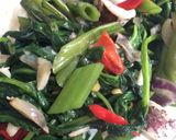 Foto langkah ke 3 dari resep Tumis kangkung cumi.