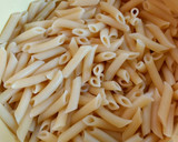 Foto del paso 2 de la receta: Ensalada de pasta con tomates cherry, albahaca y orégano