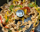 Foto del paso 2 de la receta: Fajitas de pollo en turbo Cecofry