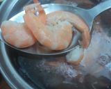 Foto del paso 2 de la receta: Cóctel de camarones en espuma de cerveza a la Mexicana el Geras