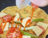 Foto langkah ke 2 dari resep Tortilla Egg Sandwich.