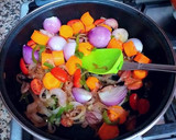 Foto del paso 6 de la receta: Pollo estofado al curry japonés casero con cebollitas dulces