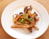 A picture of step 3 of Stir-fried king oyster mushrooms with butter and soy sauce.