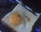 A picture of step 3 of Egg filled toasted bread.