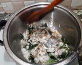 A picture of step 3 of Broken wheat upma.