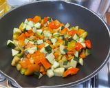 Foto del passaggio 2 della ricetta Insalata estiva di cous cous 🫑🌽🍅🧅🏳️‍🌈☮️🇺🇦