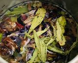 Hình bước làm 2 của món Bữa trưa nhẹ nhàng với cánh gà nướng nckd, trái cây mùa hè, và trà thảo mộc