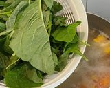 Foto langkah ke 2 dari resep Sayur Bayam Bening Jagung Manis & Wortel.