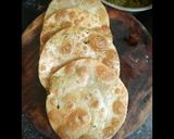 A picture of step 4 of Matar ki poori.