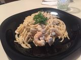 Pasta larga con Camarones y Pollo a la crema