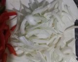 Foto del paso 3 de la receta: Arrolladitos rellenos de pollo, morrón y cebolla