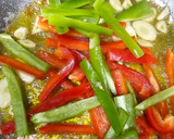 Foto del paso 3 de la receta: Spaguetini con langostinos en salsa de curry